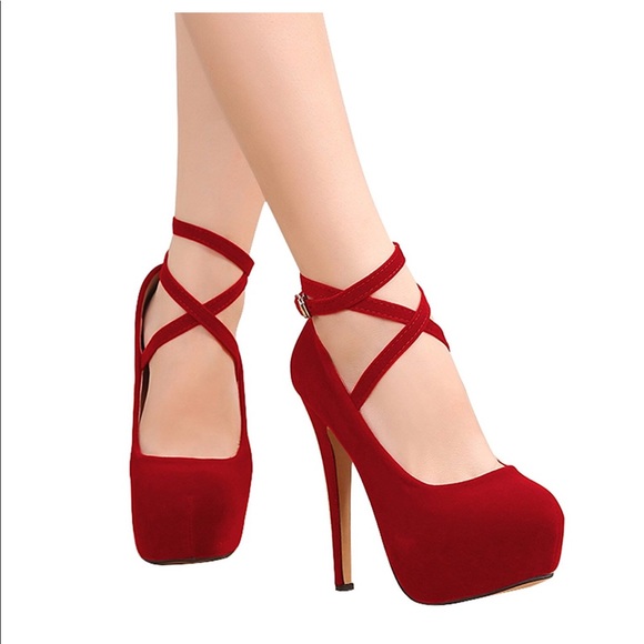 Red high heals - Picture 2 of 4